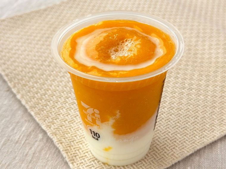 明治プロビオヨーグルトR1ドリンクタイプを注いだマンゴーマンゴースムージーを混ぜている様子