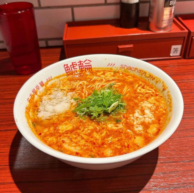 白い丼に入った旨辛にんにくラーメン辛麺