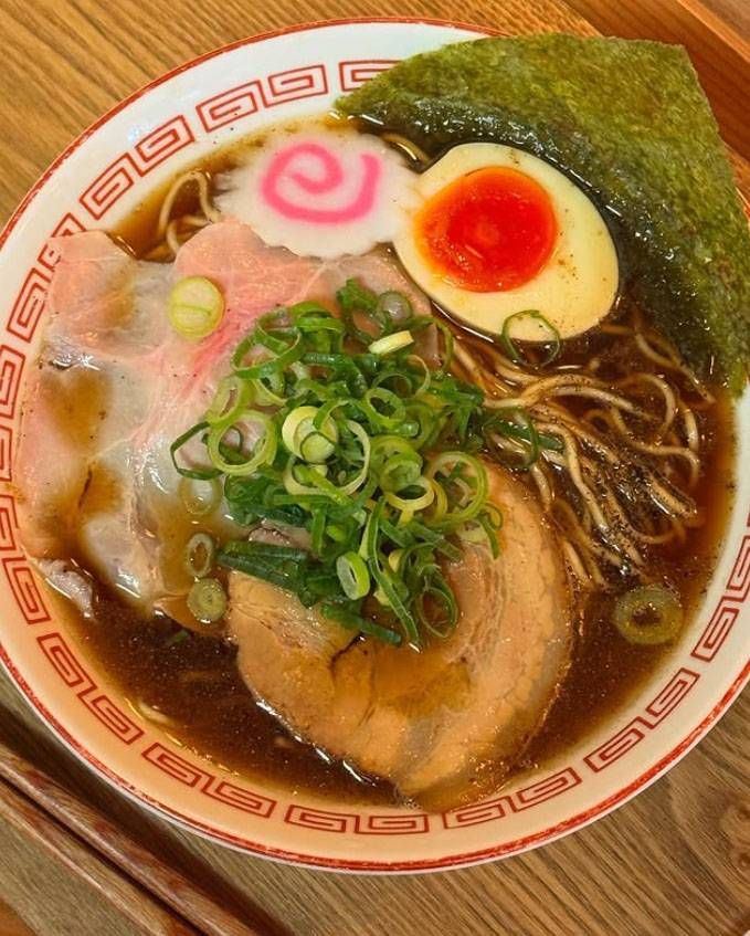 雷紋模様入りの白い丼に入った熟成醤油の淡麗中華そば