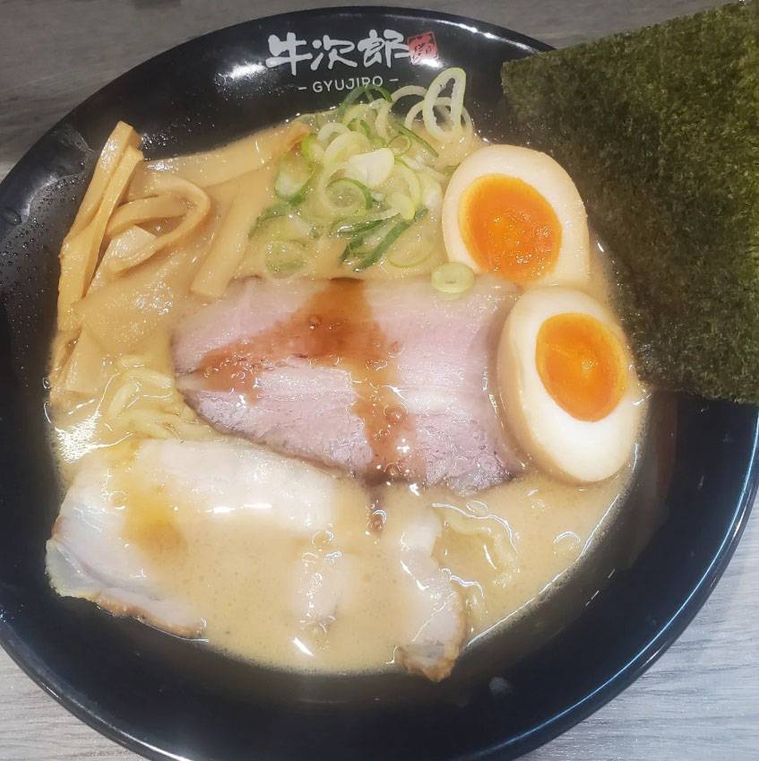 黒い丼に入った牛骨味玉ラーメン