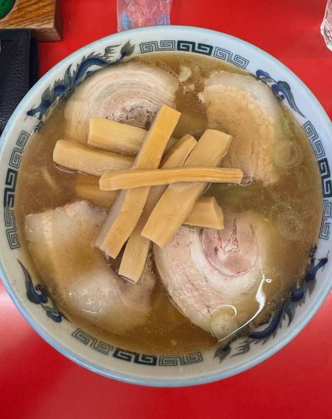 ブルーの雷門模様と龍が描かれた白い丼に入った叉焼麺 松