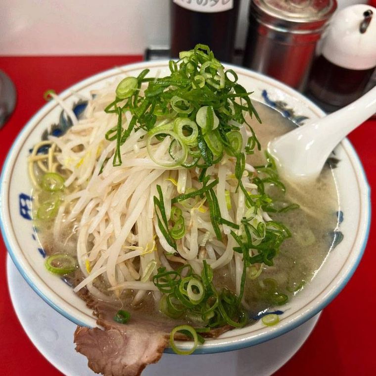白い丼に入った特製ラーメンチャーシュー麺