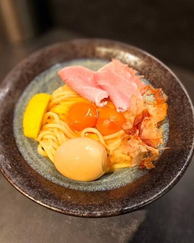 茶色い丼に盛られたタマゴかけ麺 GOD