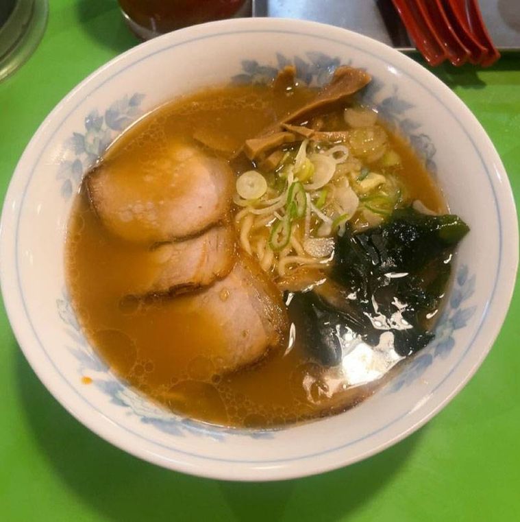 ブルーの模様入りの白い丼に入ったチャーシュー麺