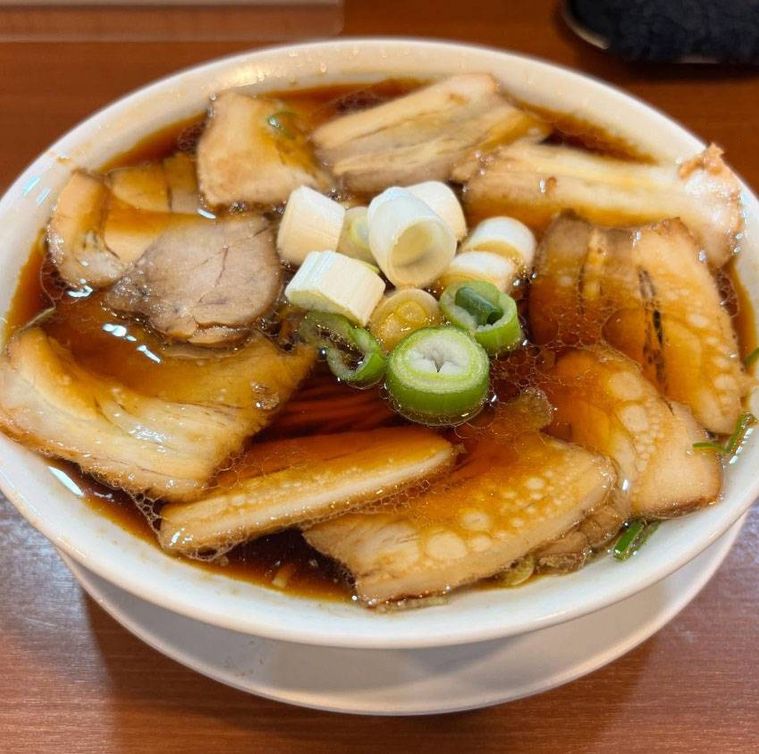 白い丼に入ったチャーシュー中華そば