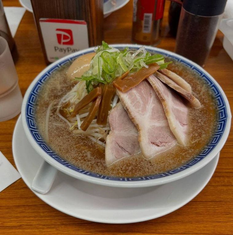 雷紋模様入りの白い丼に入った全部乗せラーメン