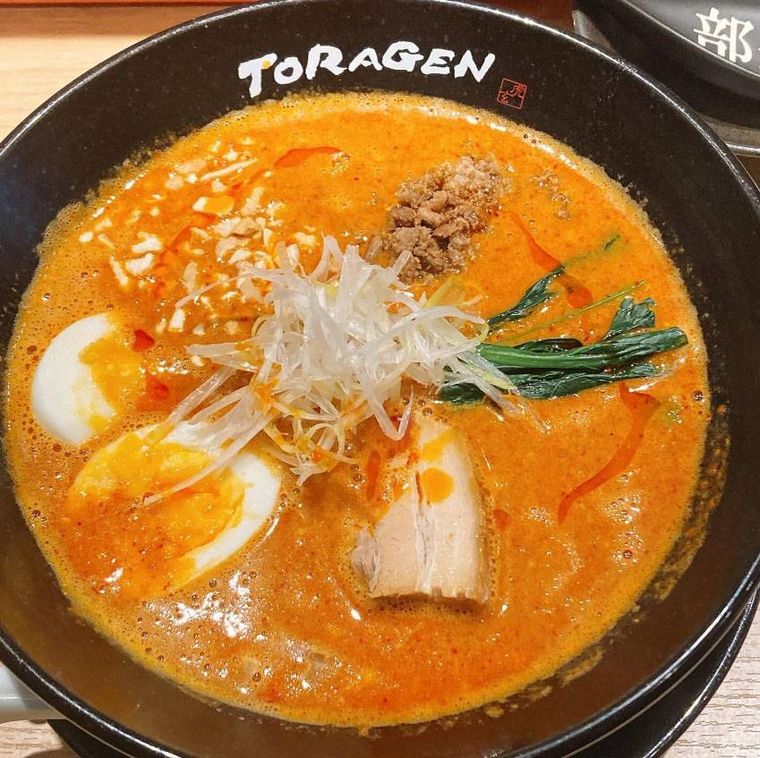 黒い丼に入ったスペシャル担担麺