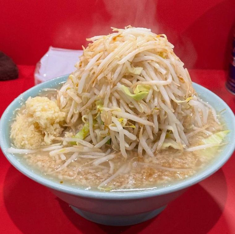 ブルーのどんぶりに入ったラーメン 普通盛 全マシ