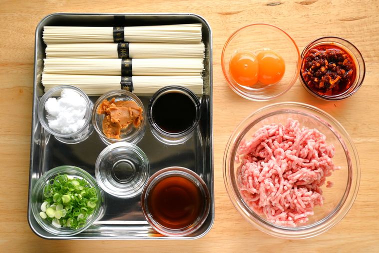 そうめんやひき肉、食べるラー油などのまぜそうめんの材料が並んでいる