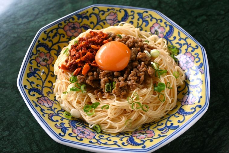 八角形の皿に盛り付けられた食べるラー油とひき肉のまぜそうめん