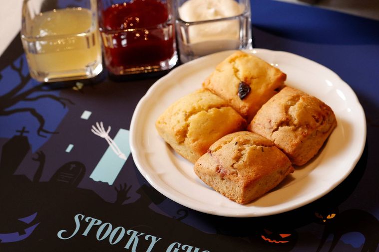 3. スコーン2種とコンディメント