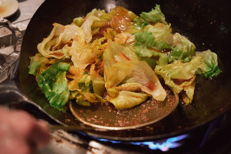 レタスに火を入れている