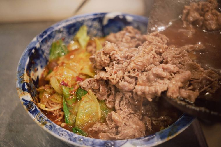 牛肉を盛り付けている