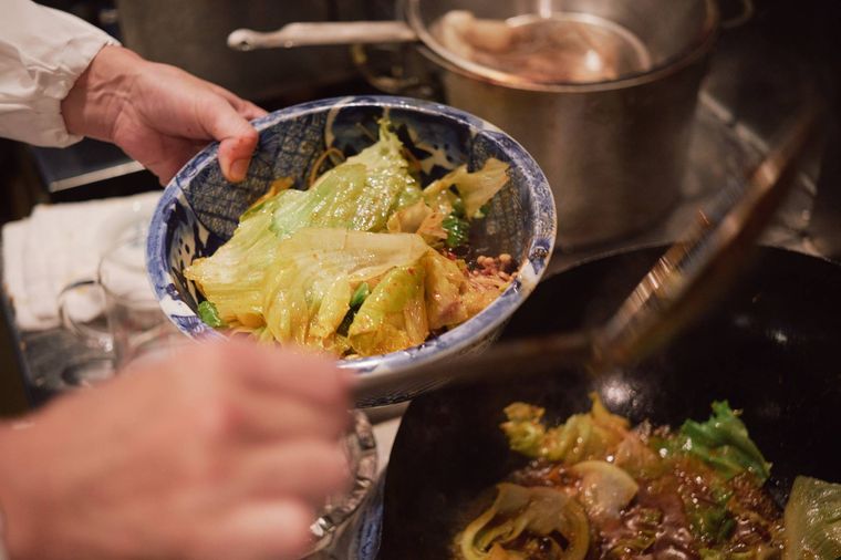 レタスを取り分けている