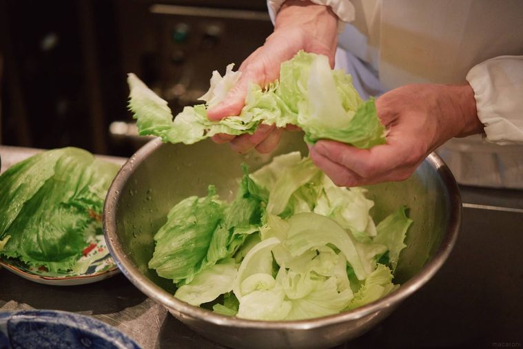 レタスをちぎる