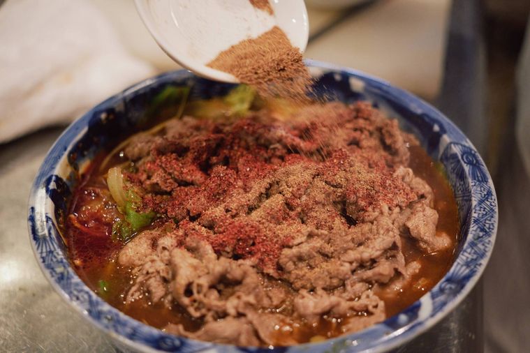 スパイスをかけている