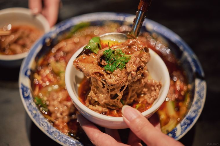 水煮牛肉をよそう