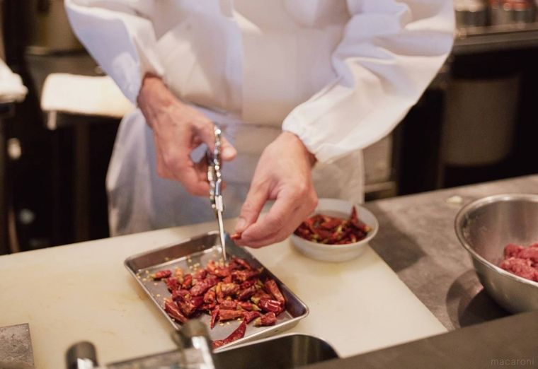 唐辛子をカットしている