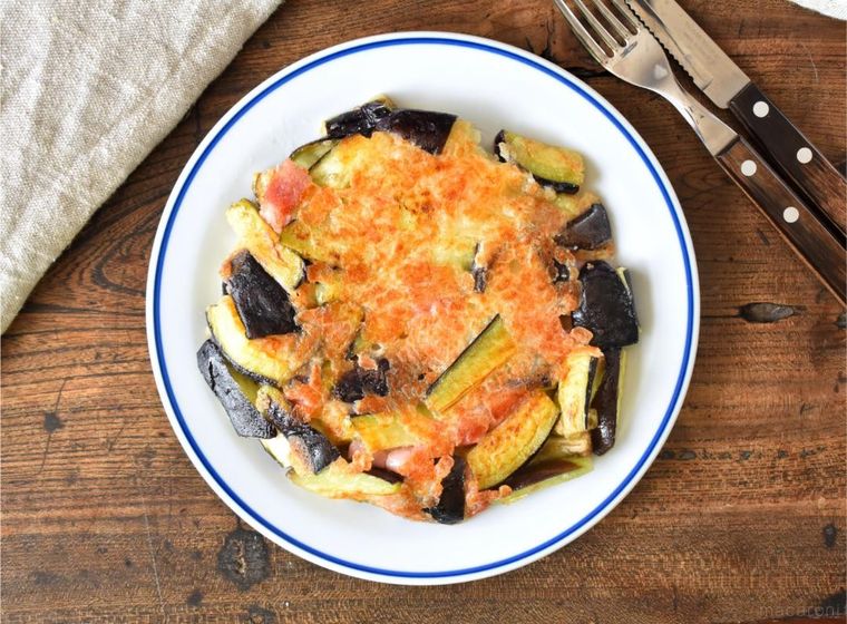 皿に盛ってナイフとフォークを添えたなすのガレット