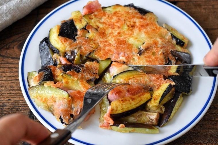 ナイフとフォークを添えたなすのガレット