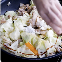 作り方 豚バラキャベツとしめじのオイスター炒め