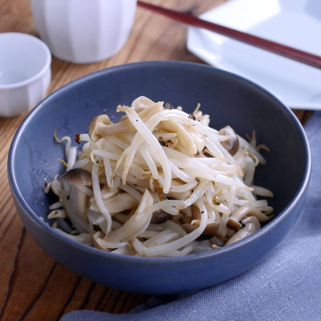 もやしとしめじのピリ辛こしょうナムル - macaroni