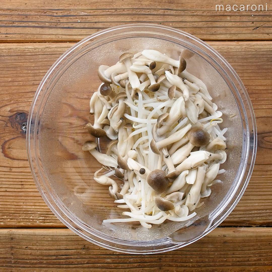 もやしとしめじのピリ辛こしょうナムル - macaroni