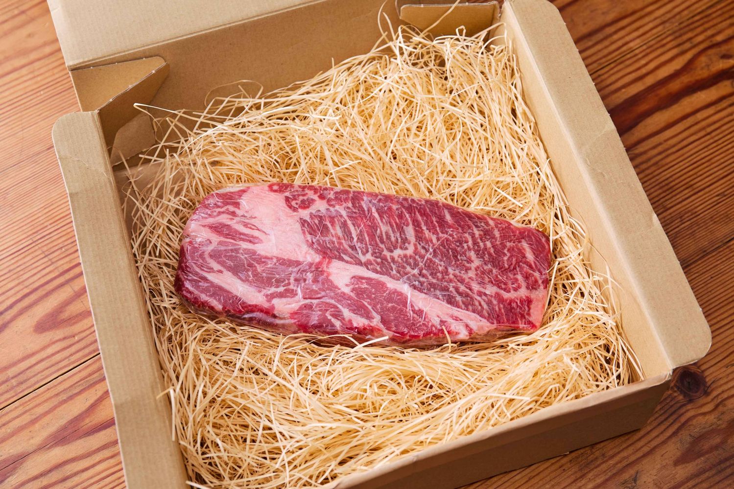 贈答用のお肉が箱に入っている