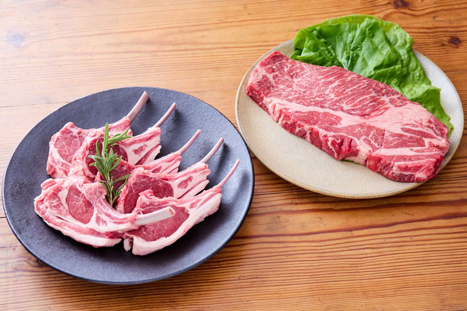 ラム肉とステーキ肉の皿盛り