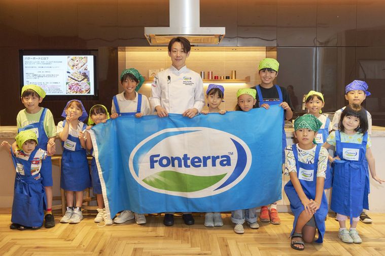 イベント参加者が並ぶ