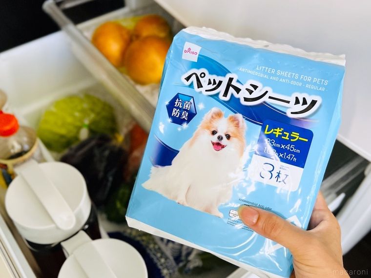 冷蔵庫の野菜室とペットシーツ