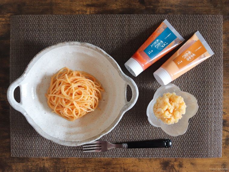 木製のテーブルの上に久原本家のパスタ めんたいとポテサラ めんたい、調理したパスタ、ポテトサラダが並んでいる