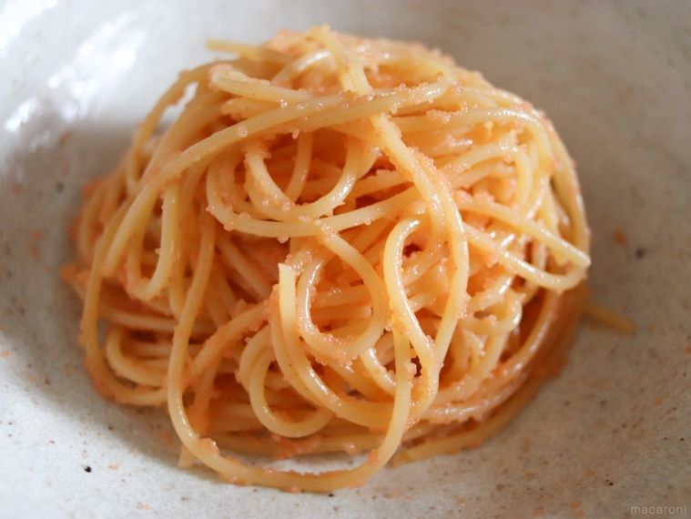 白いパスタ皿に盛り付けた明太子パスタ