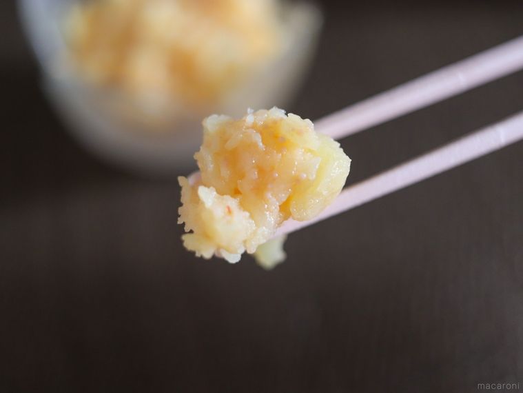 ポテサラ めんたいで作ったポテトサラダを箸上げしている様子