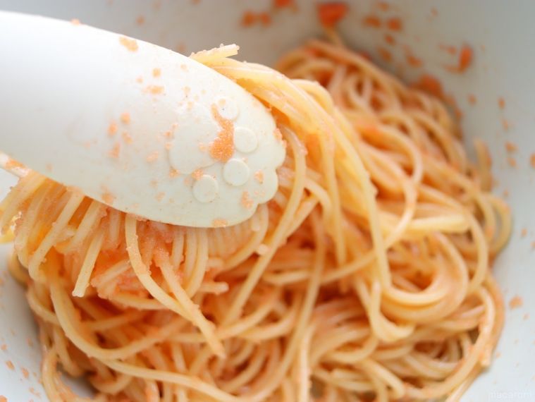 久原本家のめんたいチューブシリーズパスタめんたいとゆでたパスタをトングで和えている様子