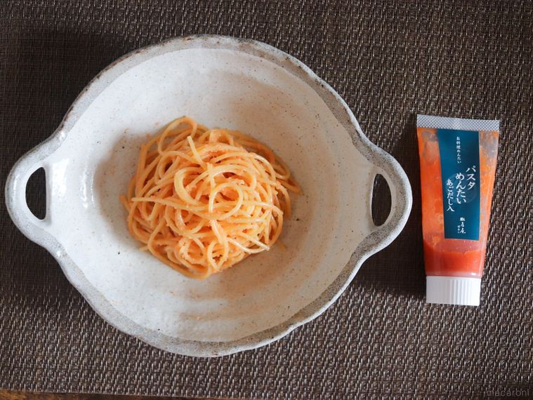 久原本家のめんたいチューブシリーズパスタ めんたいと調理した明太子パスタをテーブルの上に並べている
