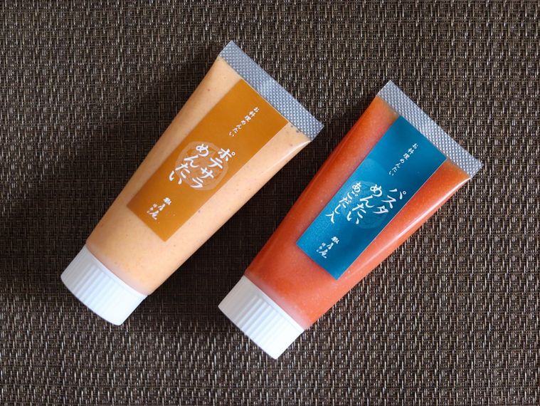 ランチョンマットの上に久原本家のパスタ めんたいとポテサラ めんたいを並べている