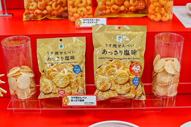 お菓子のパッケージが並んでいるところ