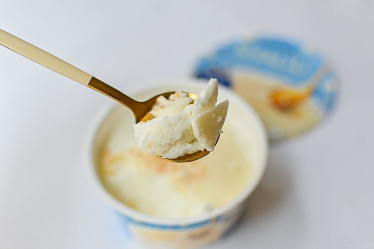 アイスをスプーンですくっているところ