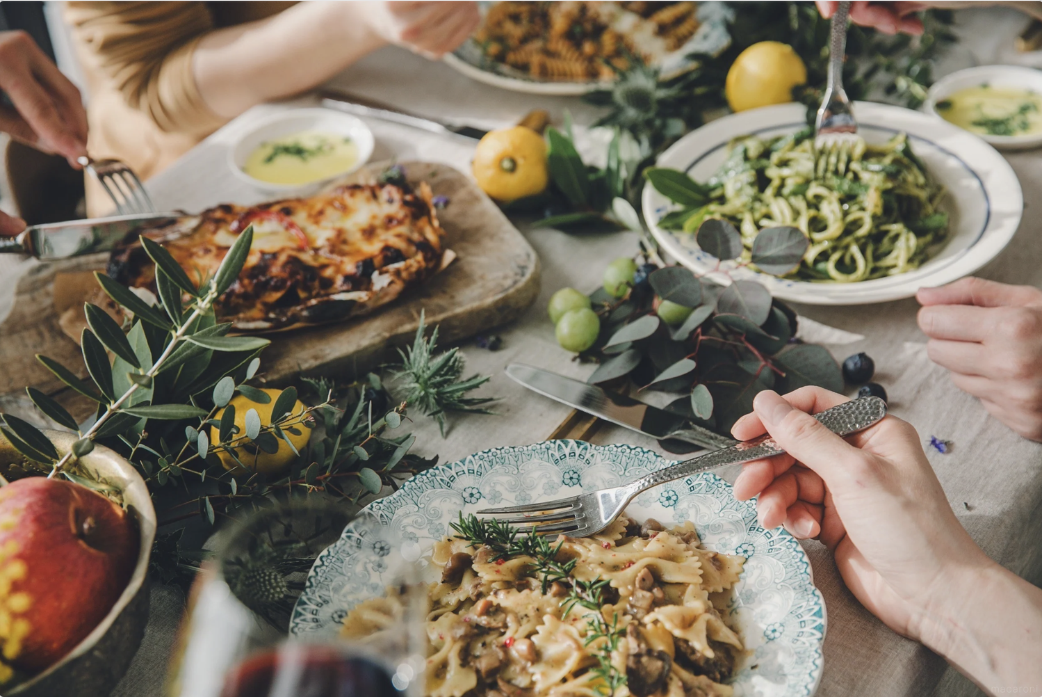 テーブルに並ぶパスタやラザニア