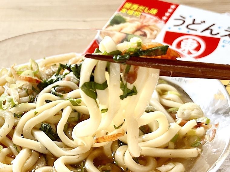 梅ほうじ茶だしの冷やしうどんを箸ですくっている様子