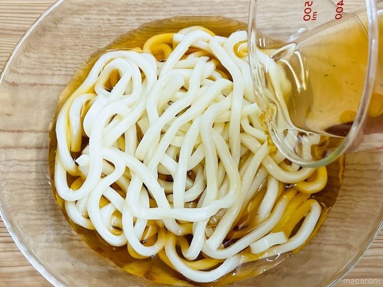 うどんにほうじ茶だしをかけている様子