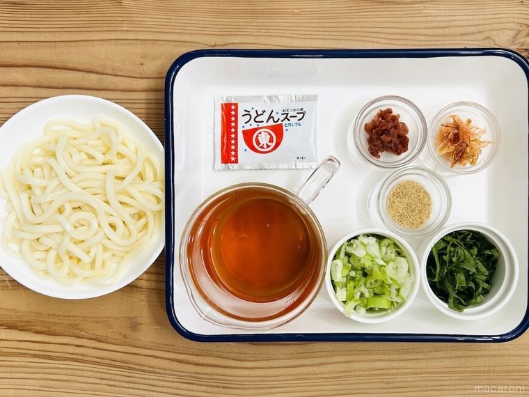 うどん、うどんスープ、ほうじ茶、梅干し、桜えび、すりごま、ねぎ、大葉