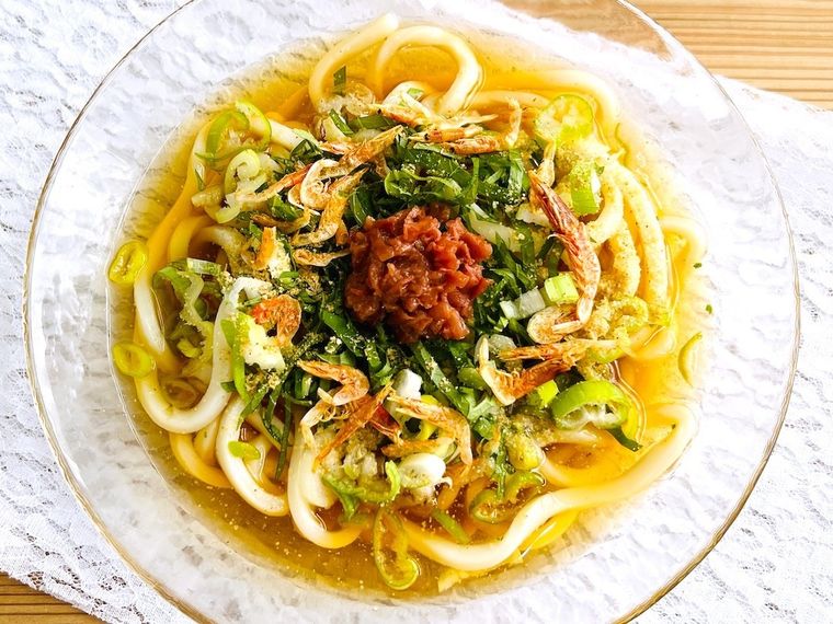 梅ほうじ茶だしの冷やしうどん