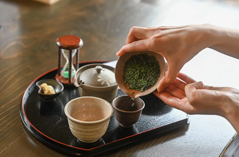 お茶を淹れる様子