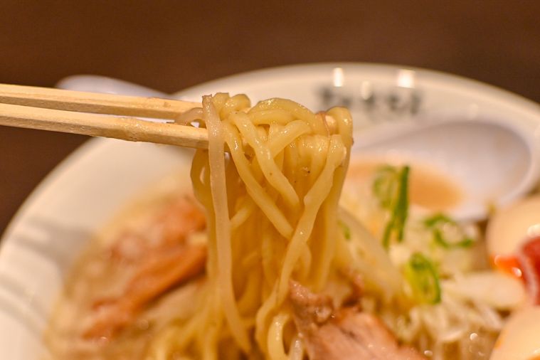 ラーメンの麺を持ち上げているところ