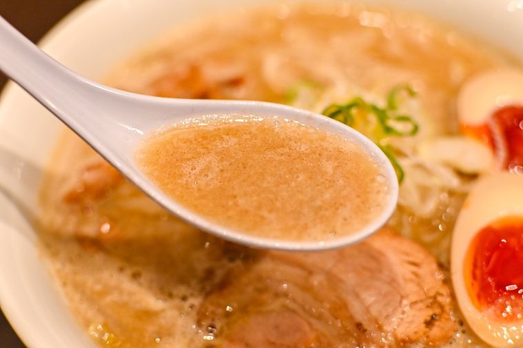 ラーメンのスープのアップ