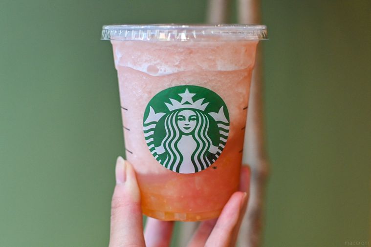 ドリンクを持っているところ