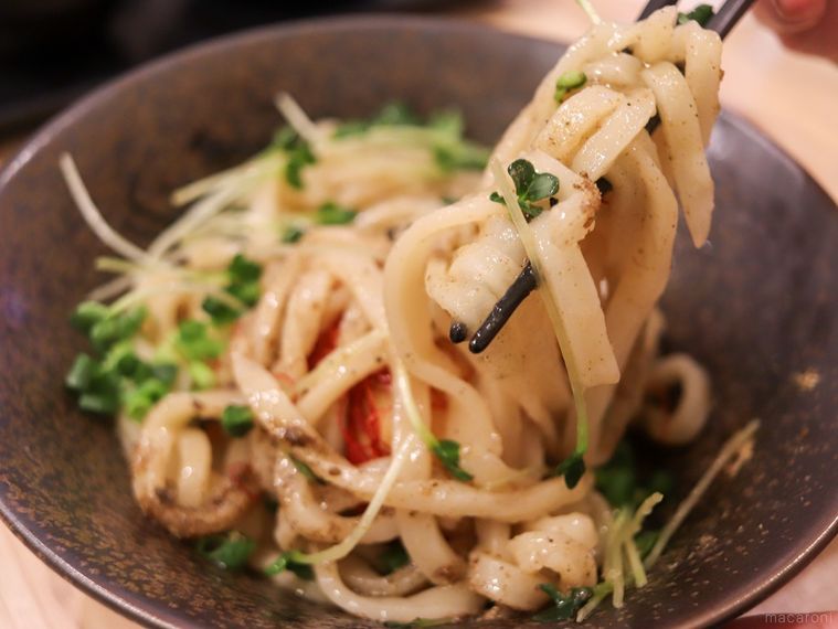 山下本気うどんの新メニュー元祖 油うどんを箸で混ぜている様子