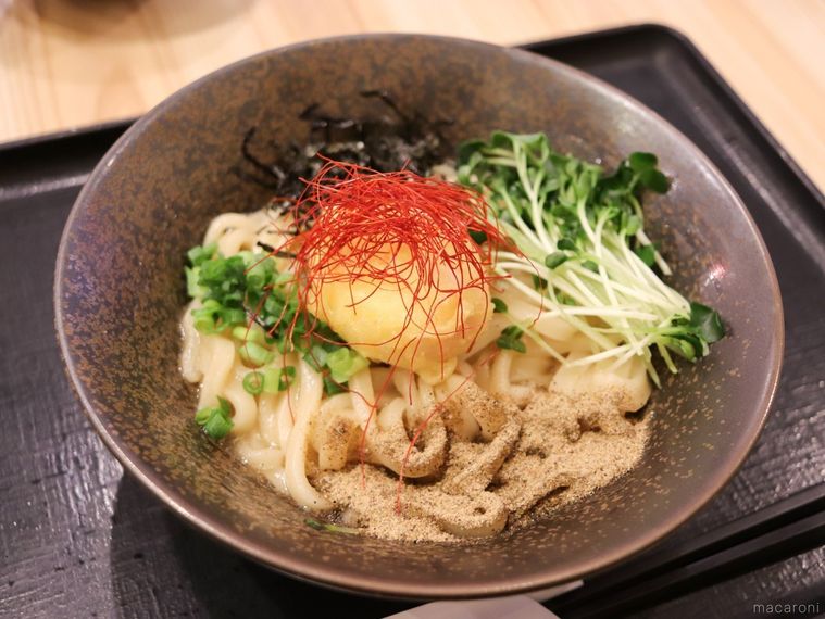 和の丼に盛り付けられた山下本気うどん元祖 油うどんが黒いおぼんにのっている